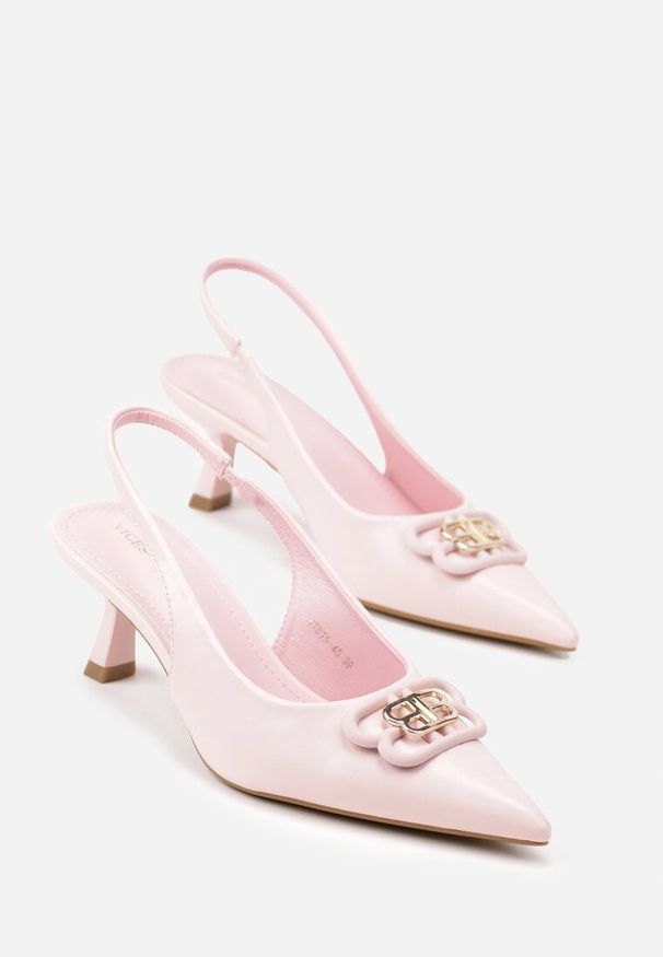 Renee - Różowe Sandały Vices na Kaczuszce Typu Slingback Ozdobione Metaliczną Aplikacją Lilarunea. Okazja: na co dzień. Kolor: różowy. Materiał: jeans. Wzór: aplikacja. Sezon: lato. Obcas: na szpilce. Styl: elegancki, casual