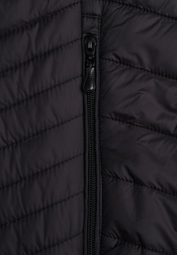 Born2be - Czarna Lekka Kurtka Przejściowa z Pikowaniem i Odpinanym Kapturem Alissara. Okazja: na co dzień. Kolekcja: plus size. Kolor: czarny. Materiał: jeans, nylon. Styl: casual, klasyczny