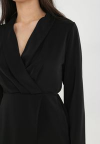 Born2be - Czarna Sukienka Tryphala. Typ kołnierza: dekolt w kształcie V. Kolor: czarny. Materiał: tkanina. Długość rękawa: długi rękaw. Wzór: aplikacja, gładki, jednolity. Typ sukienki: kopertowe. Styl: klasyczny. Długość: mini #4