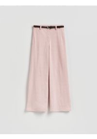 Reserved - Spodnie z paskiem - różowy. Kolor: różowy. Materiał: tkanina #1