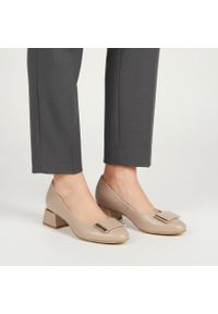 Czółenka damskie Armodo, cholewka skóra naturalna gładka klasyczny fason stabilny obcas metalowa ozdoba z przodu jednolita forma miękkie wykończenie. Kolor: beżowy. Materiał: skóra. Szerokość cholewki: normalna. Wzór: gładki, jednolity, aplikacja. Obcas: na obcasie. Styl: klasyczny. Wysokość obcasa: średni #1