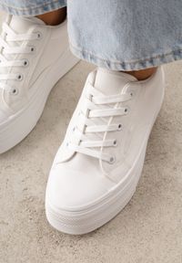 Born2be - Białe Klasyczne Trampki na Grubej Podeszwie Araenes. Kolor: biały. Materiał: jeans. Szerokość cholewki: normalna. Wzór: gładki. Styl: klasyczny #5