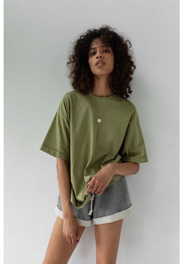 Marsala - T-shirt typu oversize w kolorze OLIVE BRANCH - COY. Materiał: bawełna, elastan. Styl: elegancki