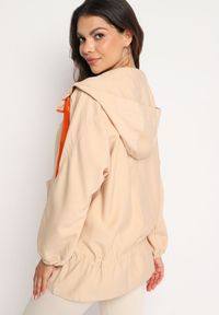 Born2be - Ciemnobeżowa Kurtka Jednorzędowa z Bawełną Kapturem i Wstążką Zakończona Ściągaczem Martinis. Okazja: na co dzień. Kolor: beżowy. Materiał: bawełna. Wzór: aplikacja. Styl: casual, elegancki, klasyczny #2