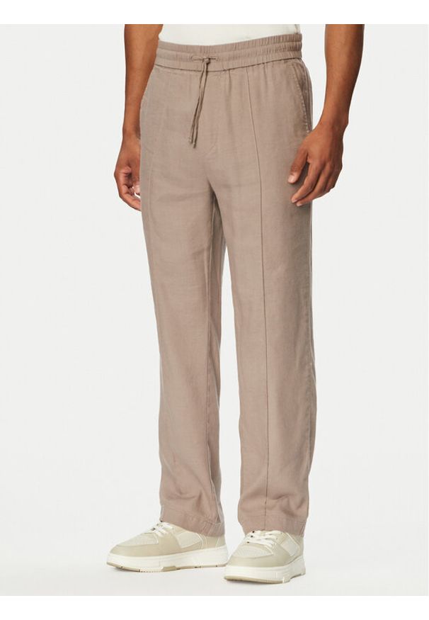 Hugo - HUGO Spodnie materiałowe Cino 262FW 50562791 Brązowy jasny Straight Fit. Kolor: brązowy. Materiał: lyocell