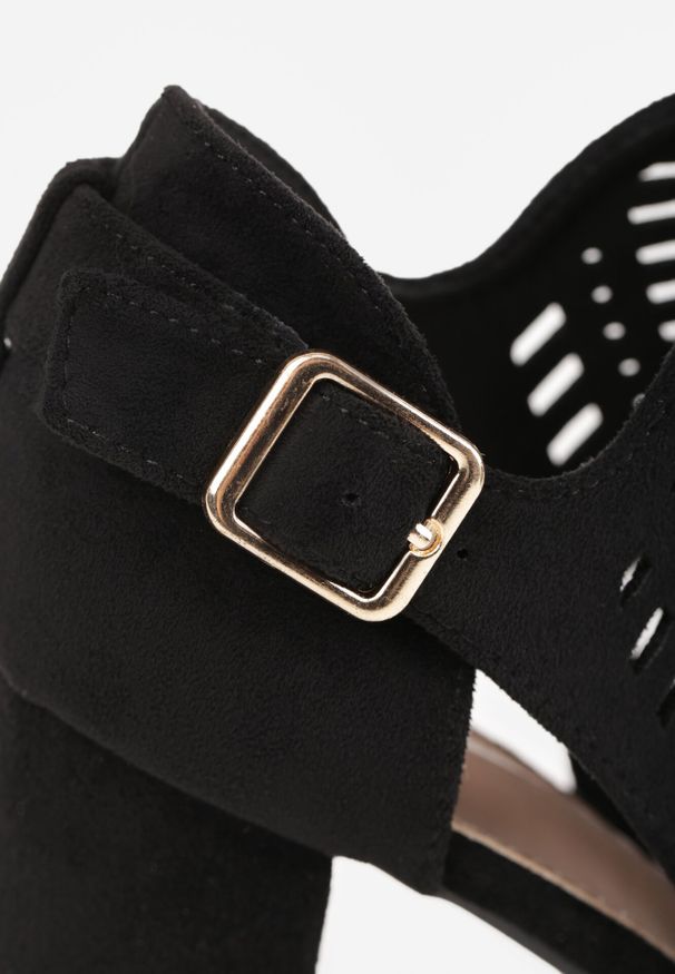 Born2be - Czarne Ażurowe Sandały Vices na Obcasie Ozdobione Wycięciem i Klamrą Felindrel. Okazja: na co dzień. Zapięcie: klamry. Kolor: czarny. Materiał: skóra. Wzór: ażurowy, aplikacja. Obcas: na obcasie. Styl: casual. Wysokość obcasa: średni