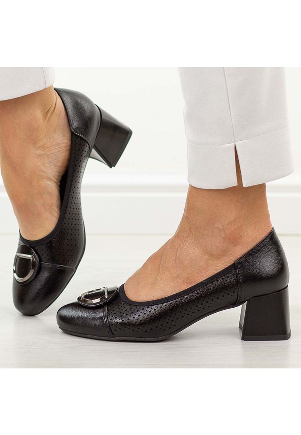 Czarne ażurowe czółenka damskie na obcasie M.Daszyński Sa281-5. Nosek buta: okrągły. Kolor: czarny. Szerokość cholewki: normalna. Wzór: ażurowy. Materiał: skóra. Sezon: wiosna, jesień, lato. Obcas: na obcasie. Styl: elegancki, klasyczny, wizytowy. Wysokość obcasa: średni