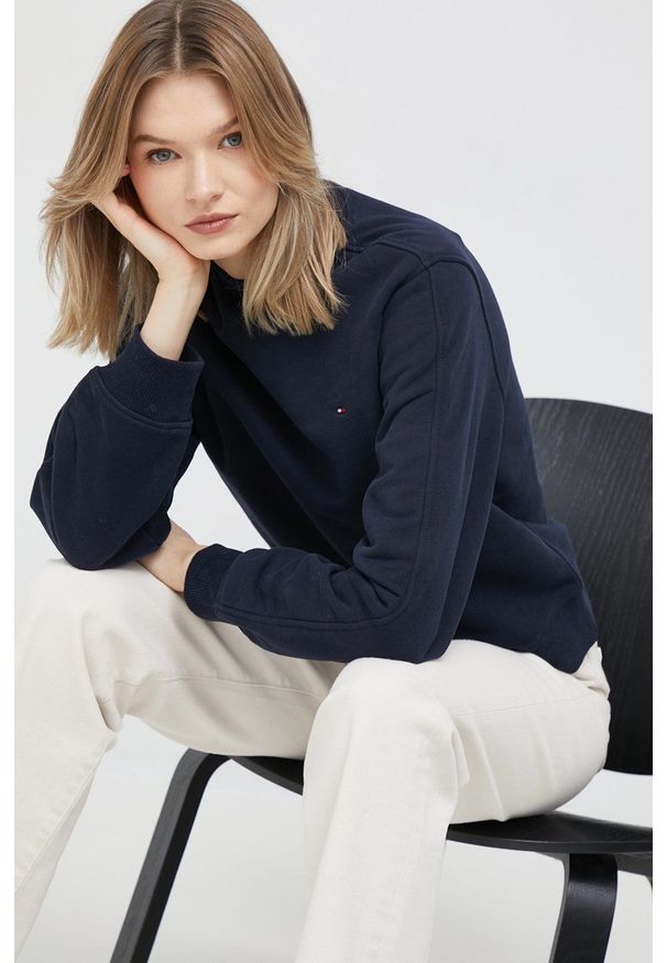 TOMMY HILFIGER - Tommy Hilfiger bluza damska kolor granatowy gładka. Kolor: niebieski. Materiał: bawełna. Wzór: gładki