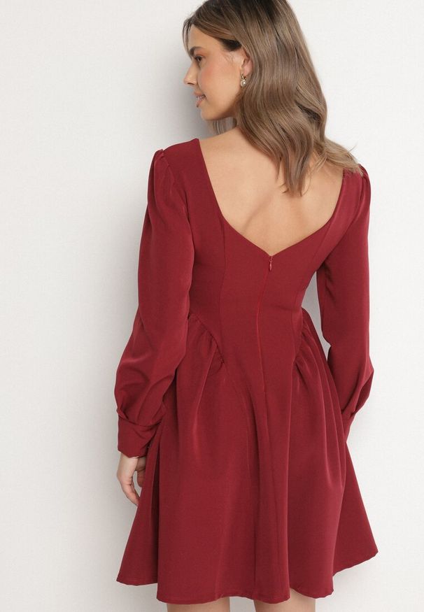 Born2be - Bordowa Rozkloszowana Sukienka z Kwadratowym Dekoltem Katilora. Typ kołnierza: dekolt kwadratowy. Kolor: czerwony. Długość rękawa: długi rękaw. Styl: klasyczny