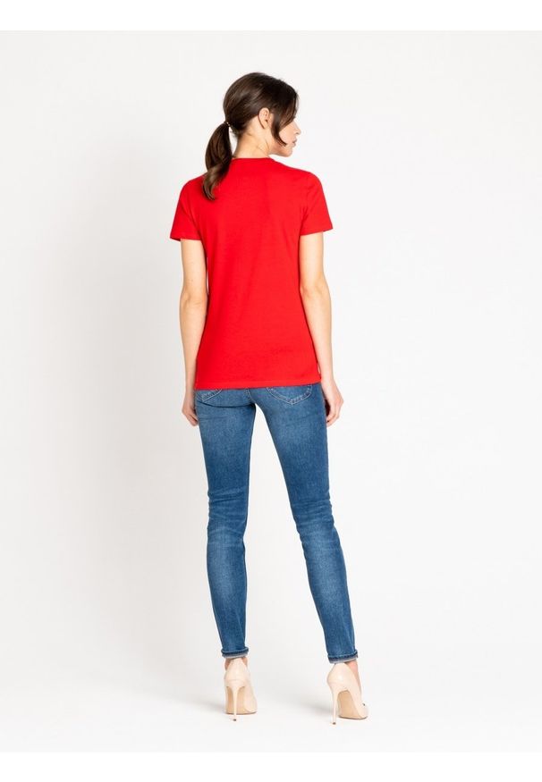 Lee - LEE LOGO TEE DAMSKI T-SHIRT KOSZULKA Z KRÓTKIM REKAWEM BRIGHT RED L43EEPEF 112109570. Długość: krótkie