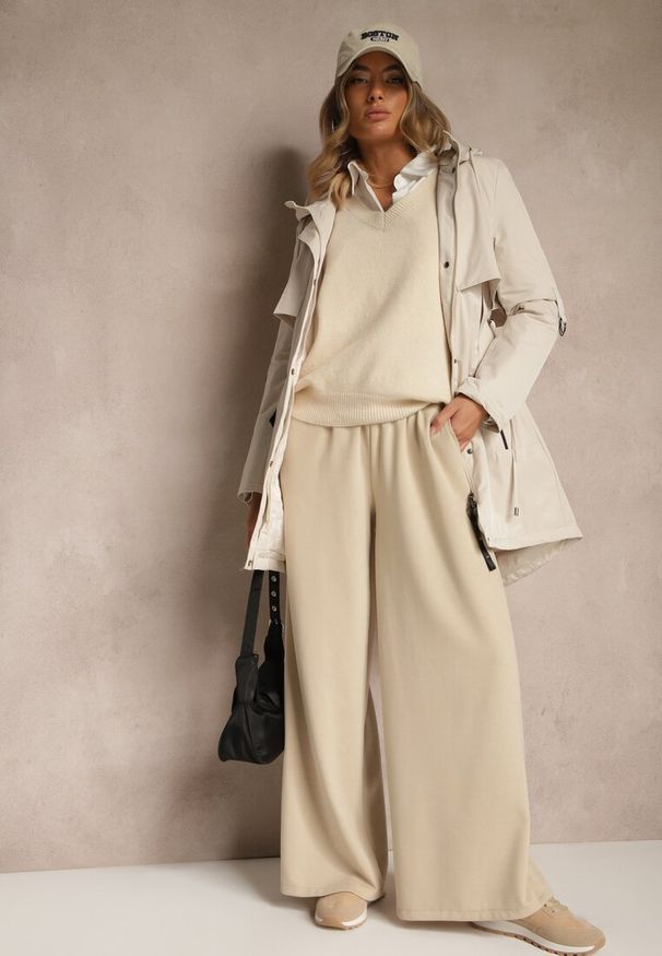 Renee - Jasnobeżowa Kurtka Typu Parka z Kapturem o Klasycznym Kroju Tulania. Okazja: na co dzień, na spacer. Typ kołnierza: kaptur. Kolor: beżowy. Materiał: jeans. Styl: klasyczny