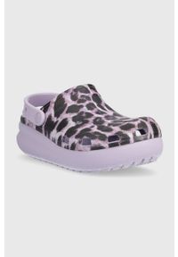 Crocs klapki dziecięce kolor fioletowy. Nosek buta: okrągły. Kolor: fioletowy. Materiał: materiał, guma. Obcas: na platformie #5