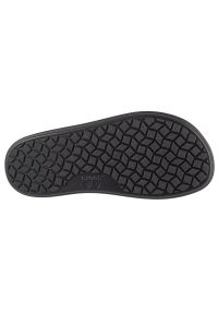 Sandały Crocs Brooklyn Luxe Strap W 209407-060 czarne. Okazja: na co dzień. Zapięcie: pasek. Kolor: czarny. Materiał: materiał. Obcas: na koturnie. Styl: casual