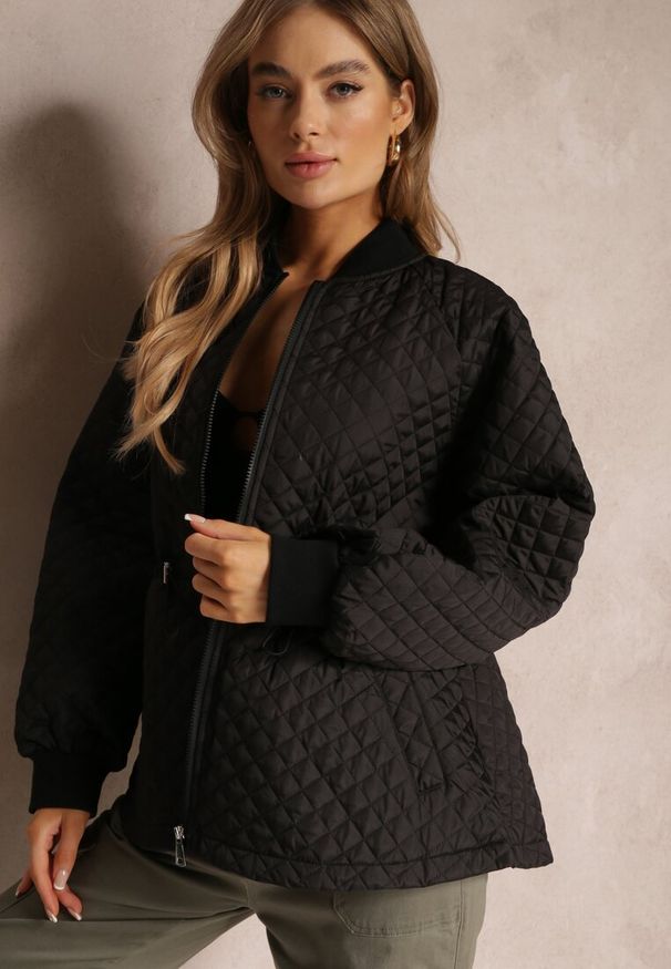 Renee - Czarna Pikowana Kurtka Bomberka ze Ściągaczami Libbie. Kolor: czarny. Styl: elegancki