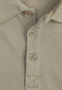 Born2be - Ciemnozielona Gładka Koszulka Polo o Klasycznym Kroju Sinopea. Okazja: na co dzień, do pracy, na spotkanie biznesowe. Typ kołnierza: polo. Kolor: zielony. Materiał: jeans. Wzór: gładki. Styl: klasyczny #3