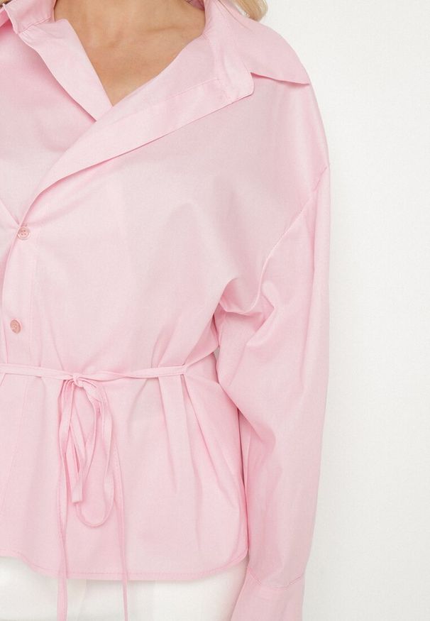 Born2be - Różowa Koszula z Bawełny z Asymetrycznym Zapięciem i Wiązaniem w Talii Eleldia. Okazja: na co dzień. Kolor: różowy. Materiał: bawełna. Długość rękawa: długi rękaw. Długość: długie. Styl: casual, elegancki