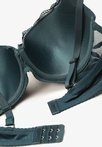 Renee - Ciemnozielony Biustonosz z Koronką na Regulowanych Cienkich Ramiączkach z Usztywnianymi Miseczkami Zapinany na Haftki Cayara. Kolor: zielony. Materiał: koronka. Wzór: koronka
