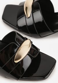 Born2be - Czarne Eleganckie Klapki na Słupku z Metaliczną Podłużną Aplikacją Hypsobe. Okazja: na co dzień. Kolor: czarny. Materiał: jeans, koronka. Wzór: aplikacja. Obcas: na słupku. Styl: elegancki #5