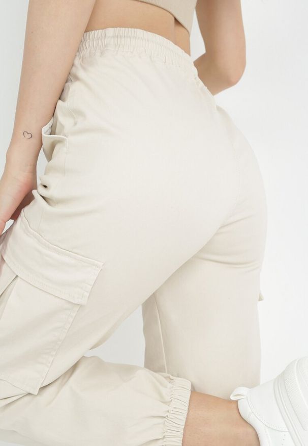 Born2be - Jasnobeżowe Spodnie z Kieszeniami Cargo High Waist z Gumką w Pasie Janesa. Stan: podwyższony. Kolor: beżowy