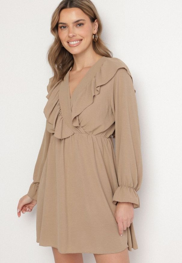 Born2be - Ciemnobeżowa Rozkloszowana Sukienka o Kopertowym Kroju z Falbankami Celonara. Okazja: na imprezę. Typ kołnierza: kołnierz z falbankami. Kolor: beżowy. Typ sukienki: kopertowe. Styl: elegancki