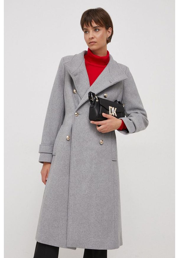 DKNY - Dkny płaszcz wełniany kolor szary przejściowy dwurzędowy. Okazja: na co dzień. Kolor: szary. Materiał: wełna. Styl: casual, klasyczny