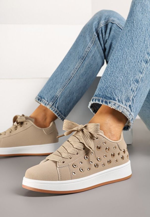 Born2be - Ciemnobeżowe Sneakersy Ozdobione Nitami Felorenia. Okazja: na co dzień. Kolor: beżowy. Materiał: jeans. Wzór: aplikacja