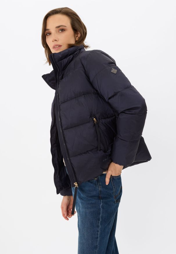 Volcano - Pikowana kurtka J-GIGI. Okazja: na co dzień. Typ kołnierza: kołnierzyk stójkowy. Kolekcja: plus size. Kolor: niebieski. Materiał: poliester, włókno, poliamid, materiał. Długość: długie. Styl: sportowy, casual