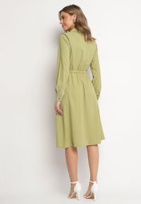 Born2be - Ciemnozielona Sukienka Midi z Gumką w Pasie i Dodatkowym Paskiem ze Sprzączką Zawadi. Kolor: zielony. Styl: elegancki. Długość: midi #4