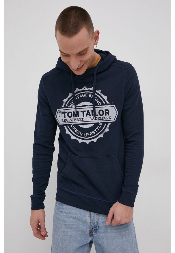 Tom Tailor Bluza bawełniana męska kolor granatowy z kapturem z nadrukiem. Okazja: na co dzień. Typ kołnierza: kaptur. Kolor: niebieski. Materiał: bawełna. Wzór: nadruk. Styl: casual