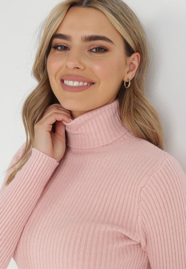 Born2be - Różowy Golf Oranya. Typ kołnierza: golf. Kolor: różowy. Materiał: dzianina, prążkowany. Długość rękawa: długi rękaw. Długość: długie