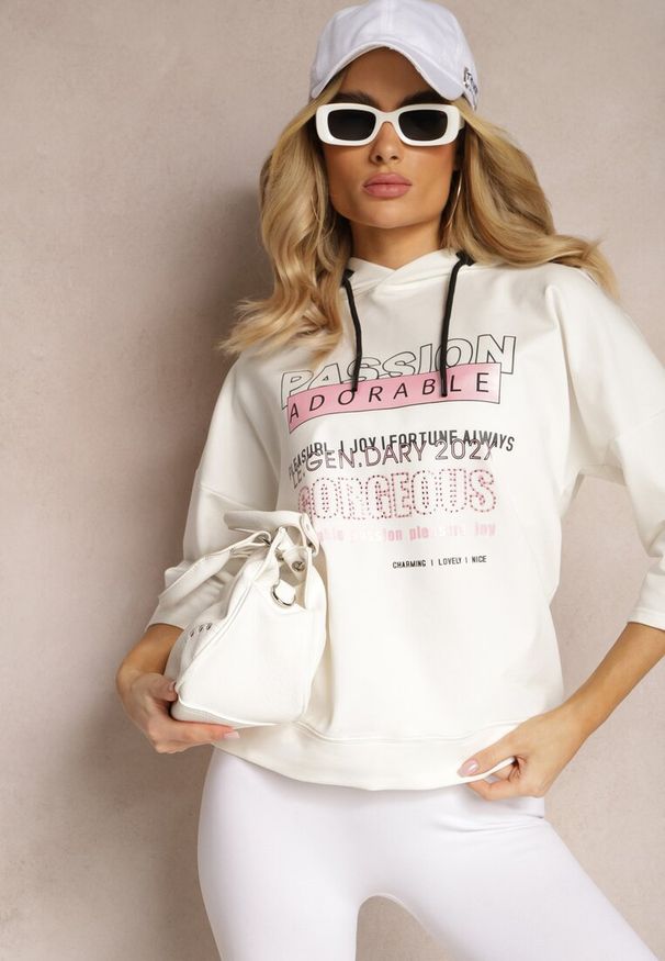 Renee - Biała Bluza z Kapturem Rękawy 7/8 Ozdobiona Napisami i Cyrkoniami Brigia. Okazja: na co dzień. Typ kołnierza: kaptur. Kolor: biały. Materiał: jeans, materiał. Wzór: aplikacja, napisy. Styl: casual