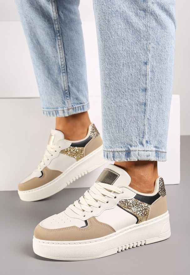 Born2be - Ciemnobeżowe Sneakersy na Grubej Podeszwie z Metaliczną Wstawką Miathra. Nosek buta: okrągły. Zapięcie: sznurówki. Kolor: beżowy. Materiał: materiał. Obcas: na obcasie. Wysokość obcasa: niski