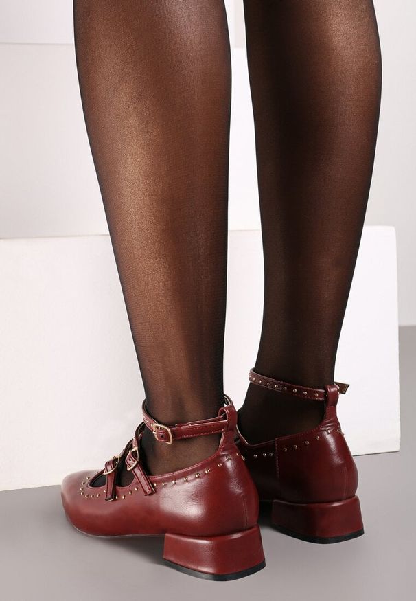 Born2be - Bordowe Czółenka z Ozdobnymi Klamerkami i Nitami Neviamora. Kolor: czerwony. Materiał: jeans. Styl: elegancki, wizytowy