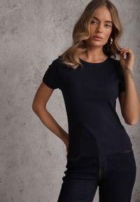 Renee - Granatowy Bawełniany T-shirt o Dopasowanym Kroju z Prążkowanego Materiału Lailya. Okazja: na co dzień. Kolor: niebieski. Materiał: prążkowany, materiał, bawełna. Wzór: gładki. Styl: casual, klasyczny #5
