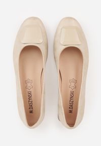 Renee - Złote Czółenka w Stylu Retro ze Skórzaną Wkładką Faylina. Okazja: na imprezę. Kolor: złoty. Materiał: skóra. Obcas: na obcasie. Styl: retro. Wysokość obcasa: niski #8