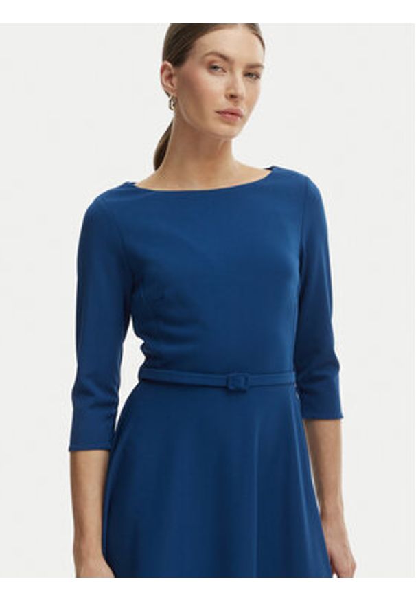 Rinascimento Sukienka koktajlowa CFC0127892003 Niebieski Regular Fit. Kolor: niebieski. Materiał: syntetyk. Styl: wizytowy