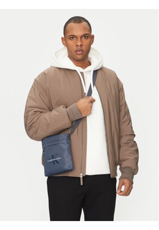 Calvin Klein Jeans Saszetka Sport Essentials Flatpack 18 LV04G3030G Granatowy. Kolor: niebieski. Materiał: materiał