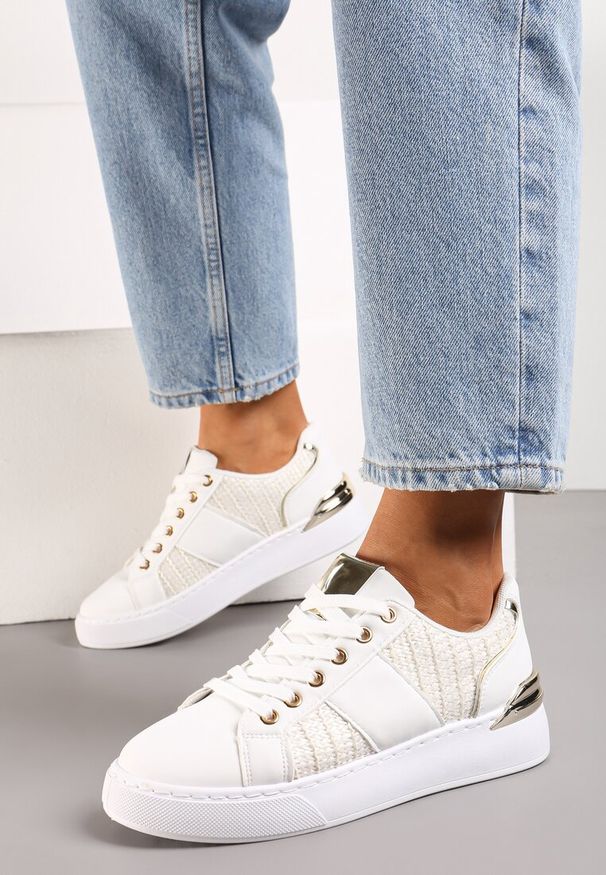 Renee - Biało-Beżowe Sznurowane Sneakersy z Ekoskóry z Plecionką i Metaliczną Wstawką Josephina. Okazja: na co dzień. Kolor: biały. Materiał: materiał. Wzór: aplikacja