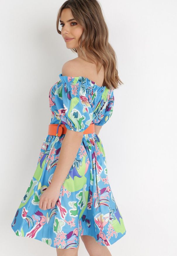 Born2be - Niebieska Sukienka Satynowa Theophanthe. Okazja: na ślub cywilny, na wesele. Typ kołnierza: dekolt hiszpanka. Kolor: niebieski. Materiał: satyna. Wzór: aplikacja, kolorowy. Długość: mini