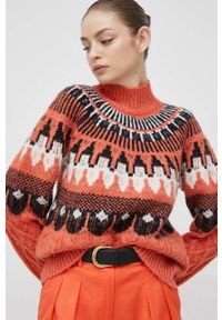 Vero Moda sweter damski kolor pomarańczowy z półgolfem. Kolor: pomarańczowy. Materiał: poliester. Długość rękawa: raglanowy rękaw. Wzór: ze splotem #2