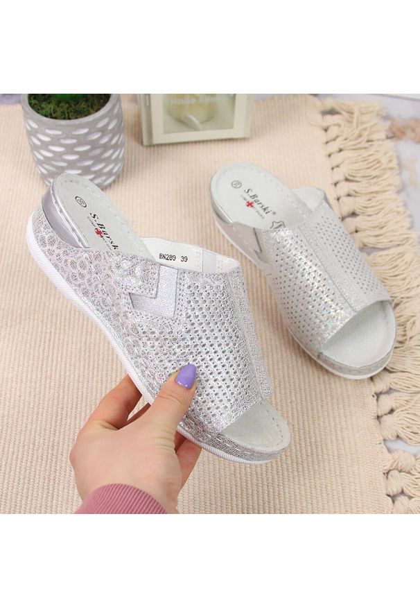 Skórzane klapki damskie komfortowe srebrne S.Barski BN289. Kolor: srebrny. Materiał: skóra