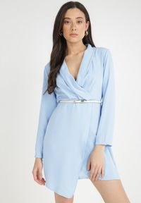 Born2be - Niebieska Sukienka Tryphala. Typ kołnierza: dekolt w kształcie V. Kolor: niebieski. Materiał: tkanina. Długość rękawa: długi rękaw. Wzór: aplikacja, gładki, jednolity. Typ sukienki: kopertowe. Styl: klasyczny. Długość: mini #5