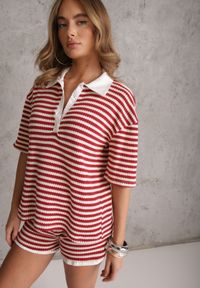 Renee - Beżowo-Czerwony Oversizowy Komplet z Dzianiny w Paski Koszulka Polo i Krótkie Spodenki Nanea. Kolor: beżowy. Materiał: dzianina. Wzór: paski #1