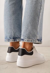 Born2be - Biało-Czarne Sznurowane Sneakersy o Klasycznym Fasonie na Grubej Podeszwie Cataria. Okazja: na co dzień, na spotkanie biznesowe. Zapięcie: sznurówki. Kolor: biały. Materiał: jeans, bawełna #9