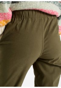 Spodnie z elastycznym paskiem bonprix ciemnooliwkowy. Kolor: zielony. Materiał: materiał, bawełna, elastan #6