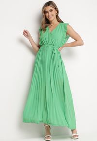Born2be - Zielona Plisowana Sukienka Maxi Wiskozowa z Kopertowym Dekoltem i Falbankami Glimes. Typ kołnierza: kołnierz z falbankami. Kolor: zielony. Materiał: wiskoza. Typ sukienki: kopertowe. Długość: maxi #1