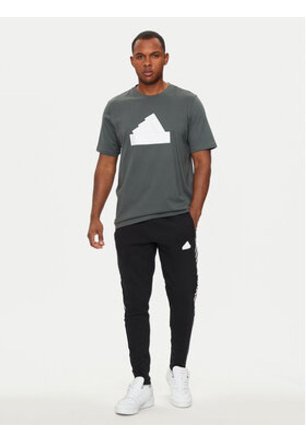 Adidas - adidas T-Shirt Future Icons Badge of Sport IZ1623 Zielony Regular Fit. Kolor: zielony. Materiał: bawełna. Styl: sportowy