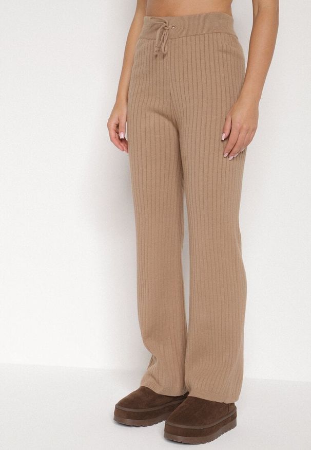 Born2be - Ciemnobeżowy Komplet Dzianinowy z Bawełną Spodnie Kamizelka i Długi Kardigan Meviravia. Kolor: beżowy. Materiał: bawełna, dzianina