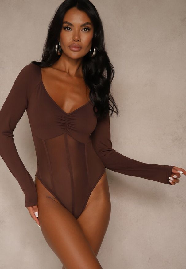 Renee - Brązowe Body Vices o Fasonie Longsleeve z Dekoltem w Kształcie V Asstre. Okazja: na randkę, na co dzień. Typ kołnierza: dekolt w kształcie V. Kolor: brązowy. Materiał: jeans, skóra. Długość rękawa: długi rękaw. Długość: długie. Styl: klasyczny, casual