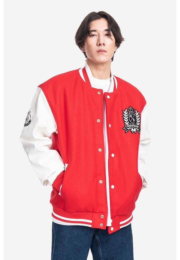 Reebok Classic kurtka bomber z domieszką wełny Res V Jacket kolor czerwony HS5794-CZERWONY. Kolor: czerwony. Materiał: wełna
